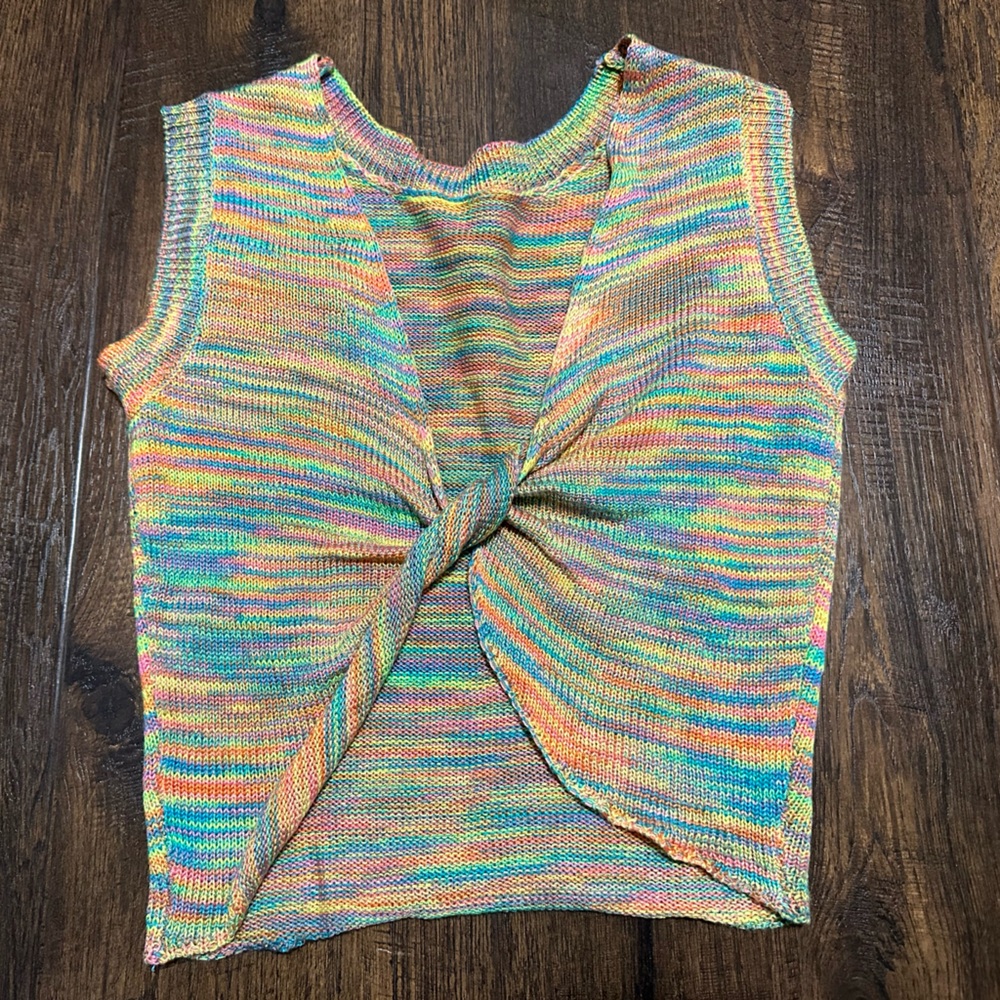 ❤️‍🔥2/$20❤️‍🔥 33 Coastal Rainbow Top- Front Twist- Size XS